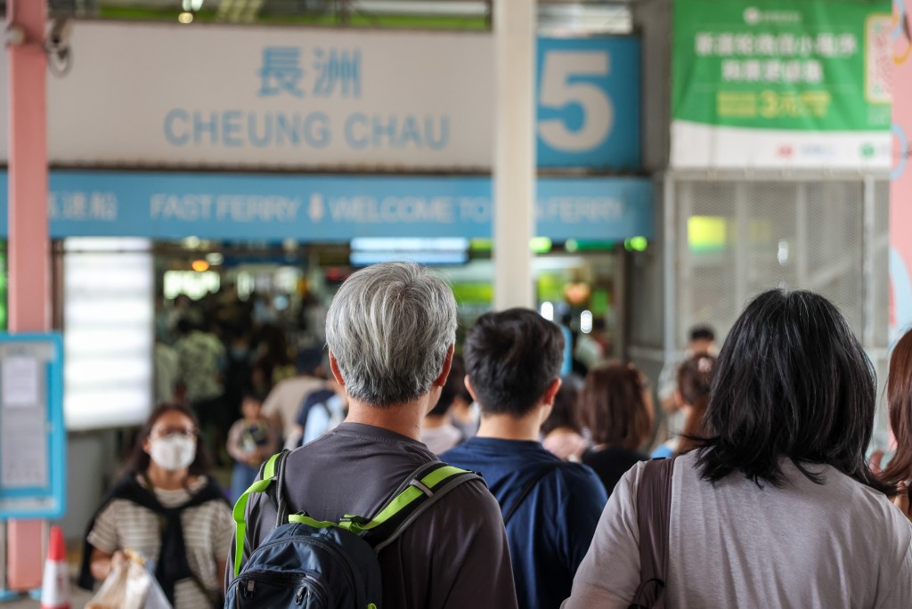 中環往返長洲的普通船和高速船分別收費24.8元及47.6元,「兩蚊兩折」下長者需付約4.9元或9.5元。資料圖片 中環往返長洲的普通船和高速船分別收費24.8元及47.6元,「兩蚊兩折」下長者需付約4.9元或9.5元。資料圖片