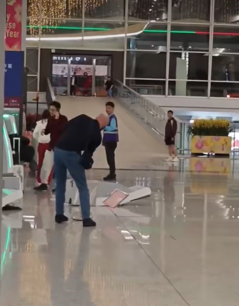 35歲英國籍男子涉嫌於年廿九在香港國際機場推倒10部智能登記櫃檯及損壞玻璃等,被控刑事毁壞等2罪。網圖 35歲英國籍男子涉嫌於年廿九在香港國際機場推倒10部智能登記櫃檯及損壞玻璃等,被控刑事毁壞等2罪。網圖