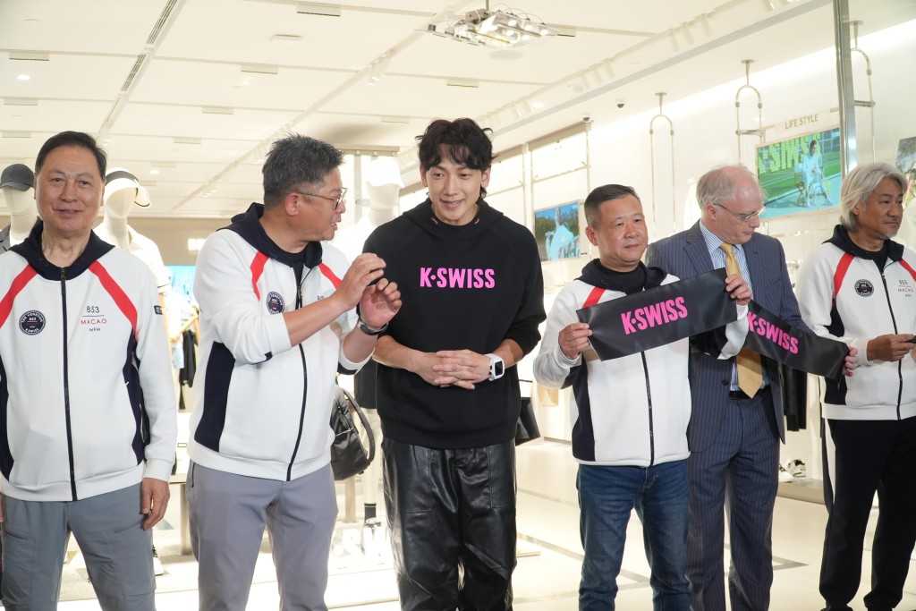 韩流巨星Rain昨日（8日）在澳门出席运动品牌旗舰店开幕活动。  ​