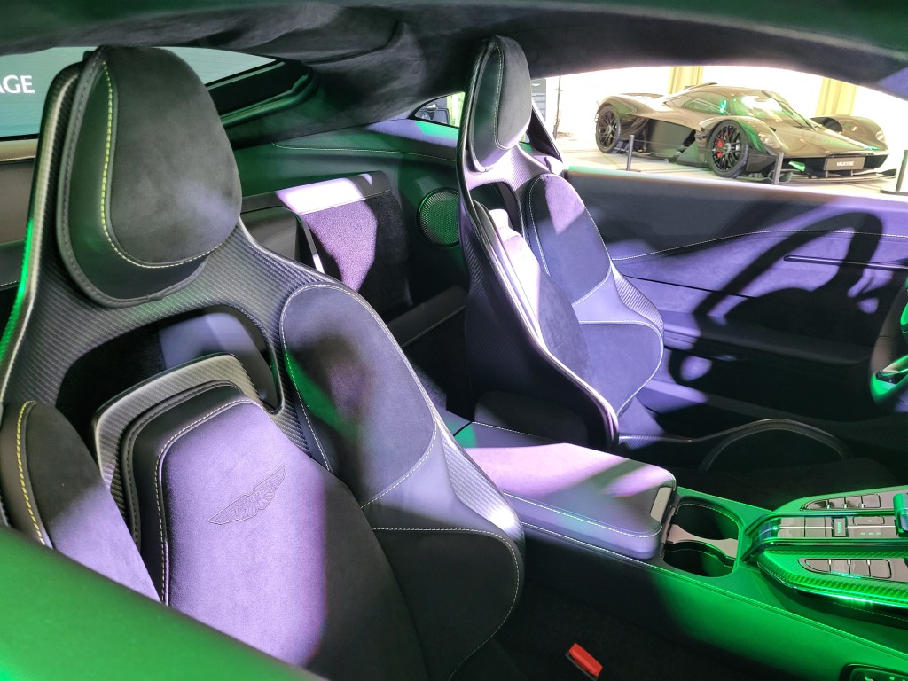 Aston Martin Vantage配用了額外附加的Race款式座椅。