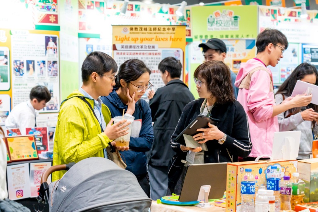 今屆「香港學校展區」近300間本地及國際幼稚園、小學及中學參與。 今屆「香港學校展區」近300間本地及國際幼稚園、小學及中學參與。