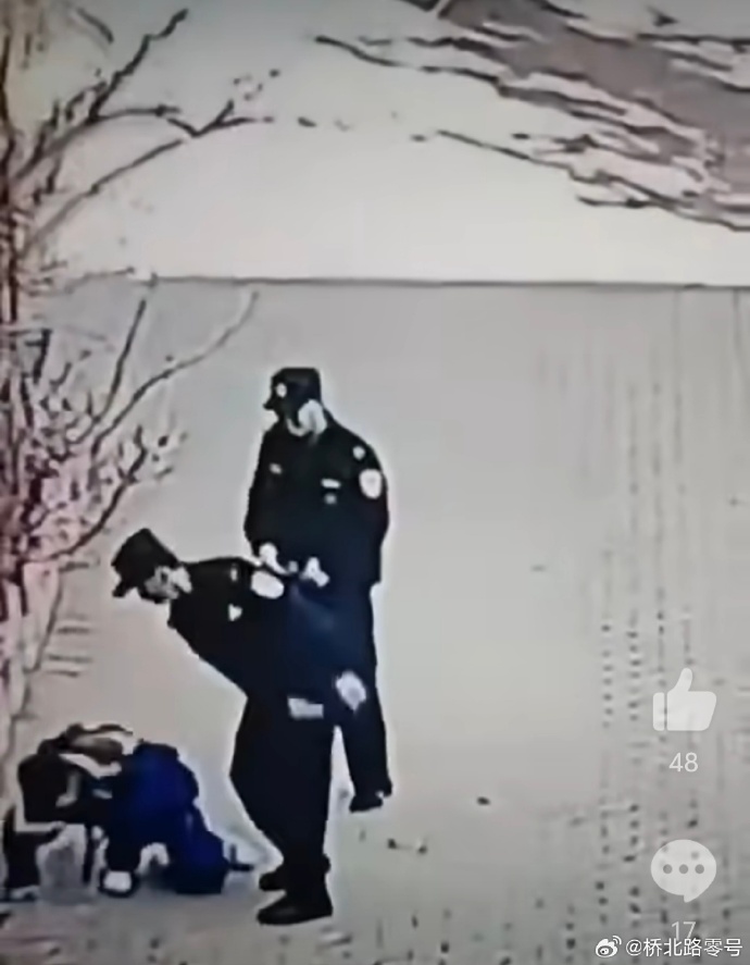 民警在大街上毆打一名小學生，被監控全程拍下。