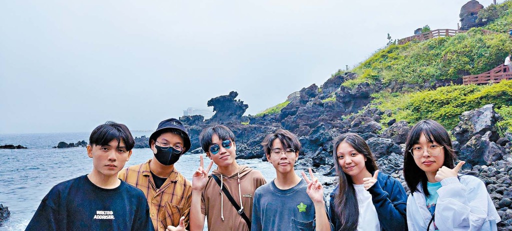 学生在济州进行地质及海岸地貌考察,包括到访龙潭海岸的龙头岩。