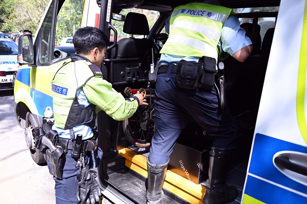 警方將死者單車取走調查。