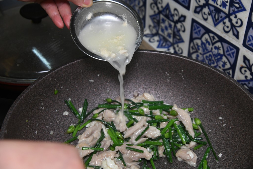 Step 8: 倒入芡汁，煮稠即成。Pour in the thickening and cook until thick. Serve.
