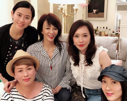 嘟姐、顧紀筠、丘凱敏、劉曉彤 、宣萱聚首一堂,獨欠吳美珩。ig圖片