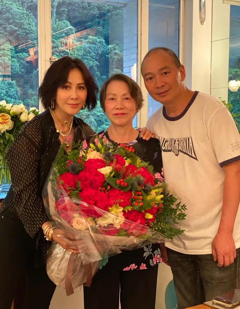 刘嘉玲与妈妈及弟弟感情好。  ​