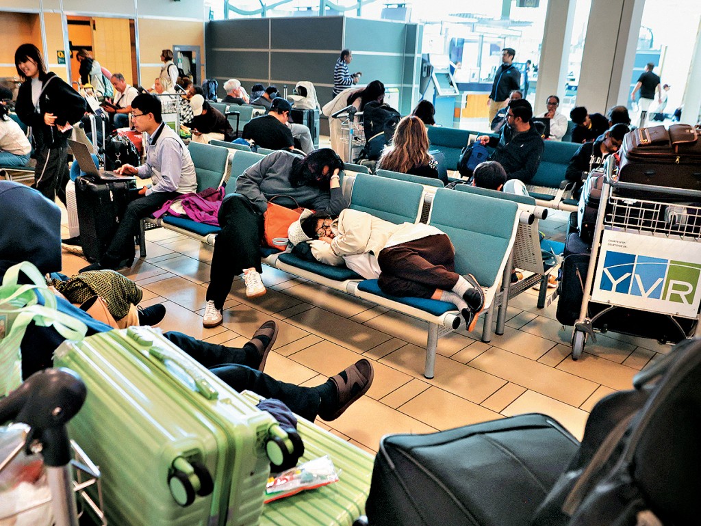 大批旅客因加航罷工而滯留溫哥華國際機場。