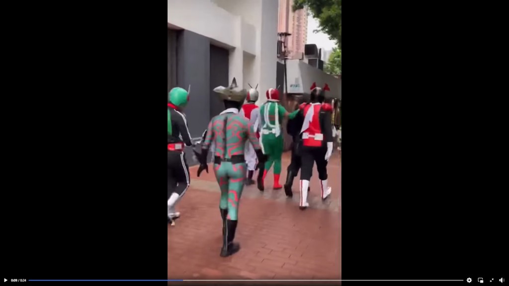 見到7人戰隊在街頭浩蕩走過，網民不禁哼出主題曲「蛇麻LU，濕架」。網上截圖