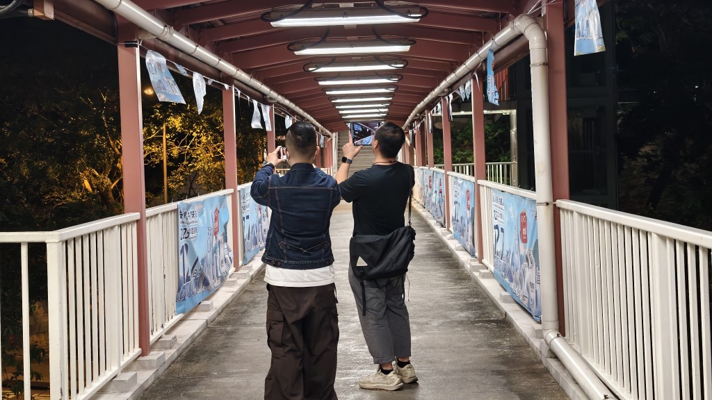 刑事調查隊探員拍照取證。