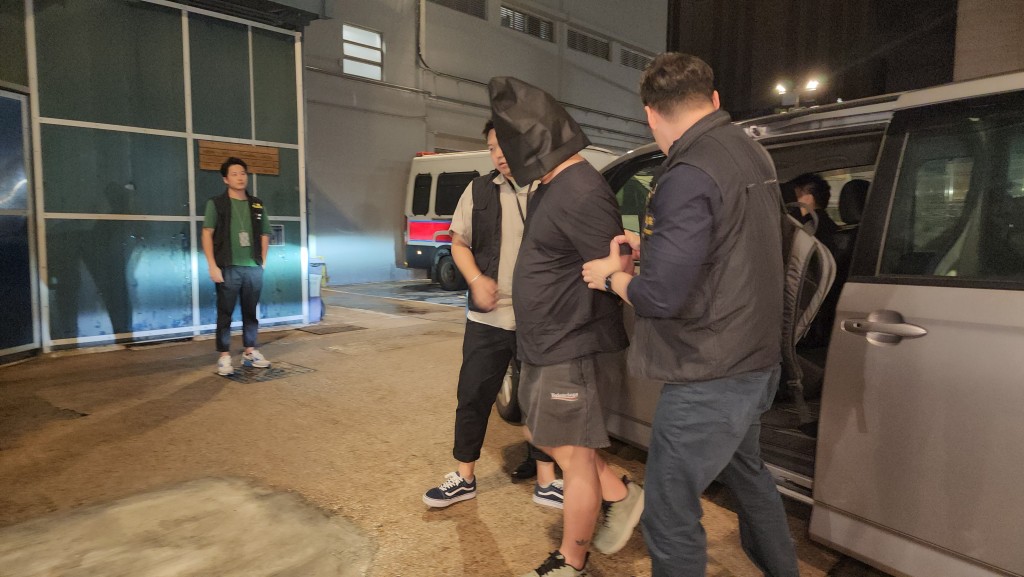 被捕的30歲姓蘇內地男子將被通宵扣查。黎志偉攝 被捕的30歲姓蘇內地男子將被通宵扣查。黎志偉攝