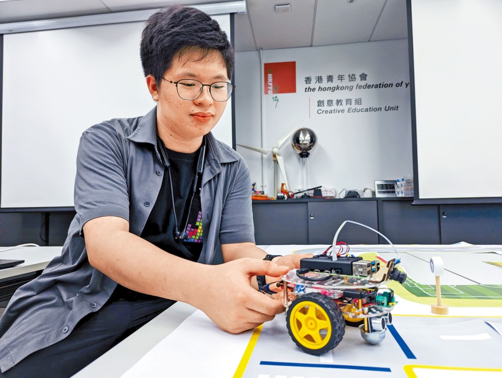 陳俊廷同學與青協共同製作AI自動駕駛系統，於創新科技嘉年華中展出，展示青協AI創科教育活動。