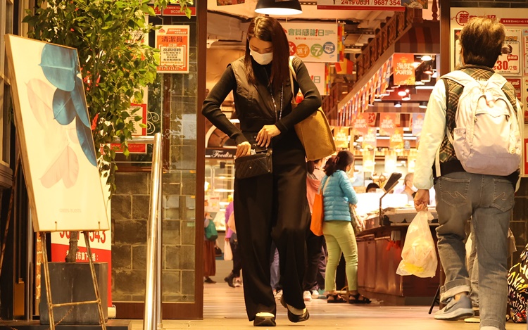 陳煒變身賢妻,買完餸就回家下廚。