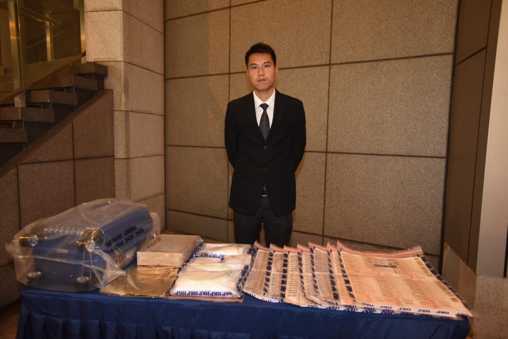 警方檢獲毒品及現金。尹敬堂攝