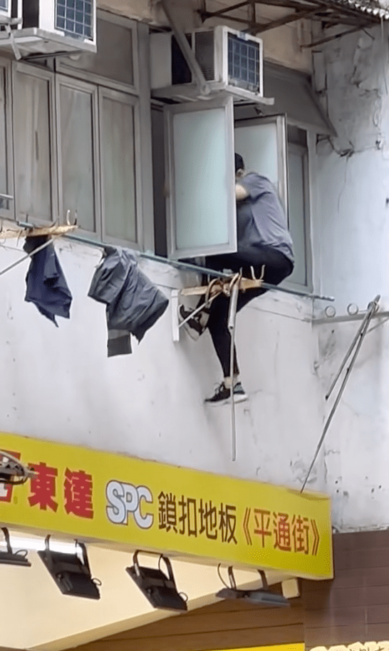 鴨舌帽男子嘗試進入同一個單位內。
