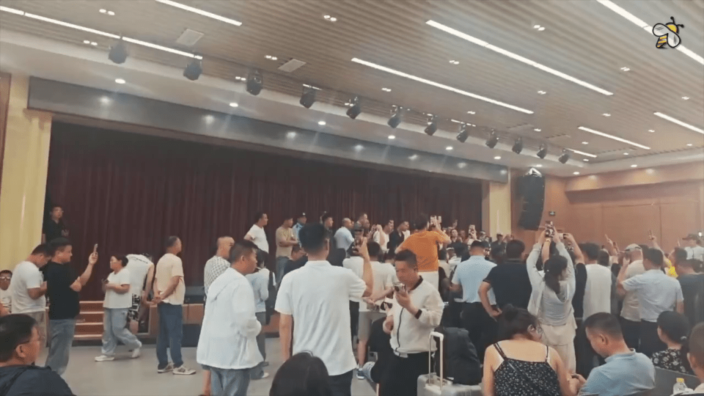 網傳上千投資者臨沂樹拍示威。 網傳上千投資者臨沂樹拍示威。