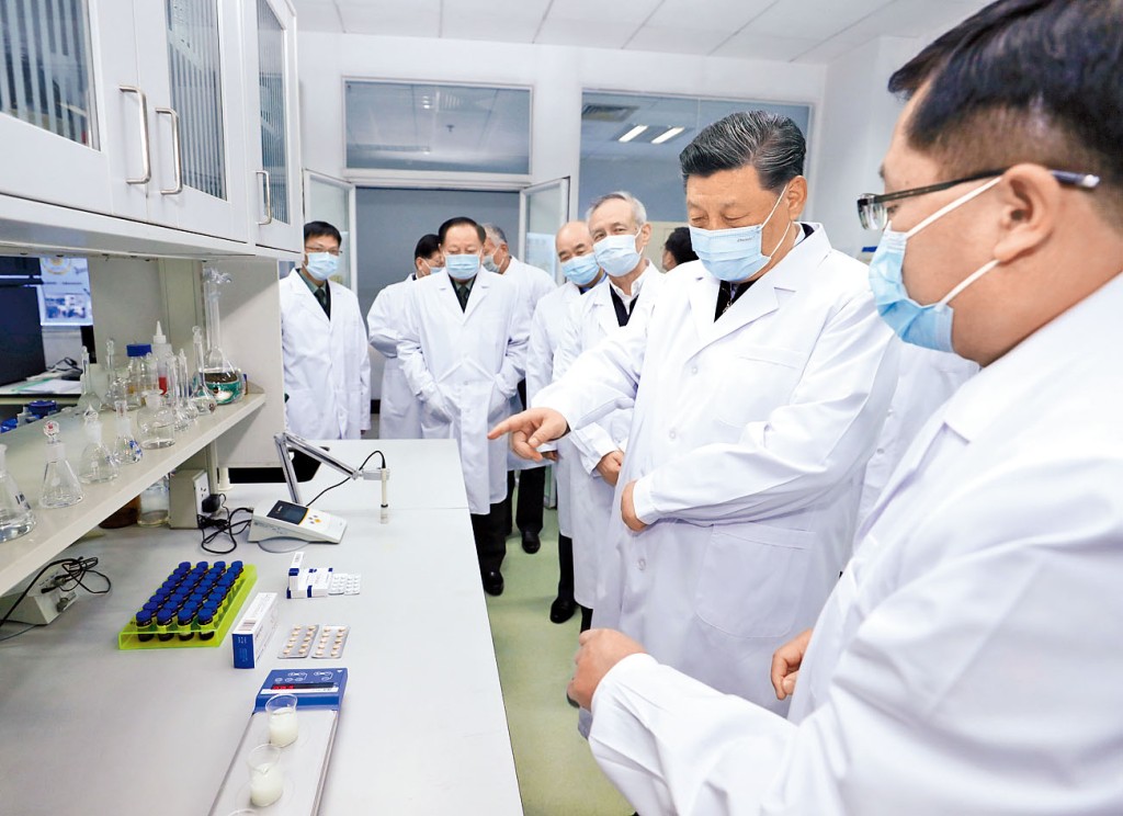 二○二○年三月，國家主席習近平在北京考察新冠疫苗研製工作。