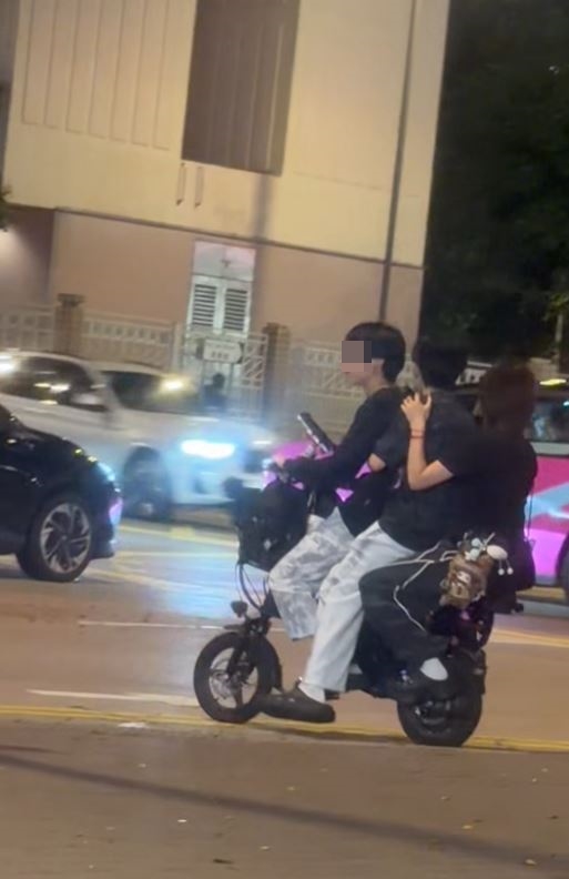 待私家車經過後，電動單車繼續前行，在馬路上行駛。fb車cam L（香港群組）片段截圖