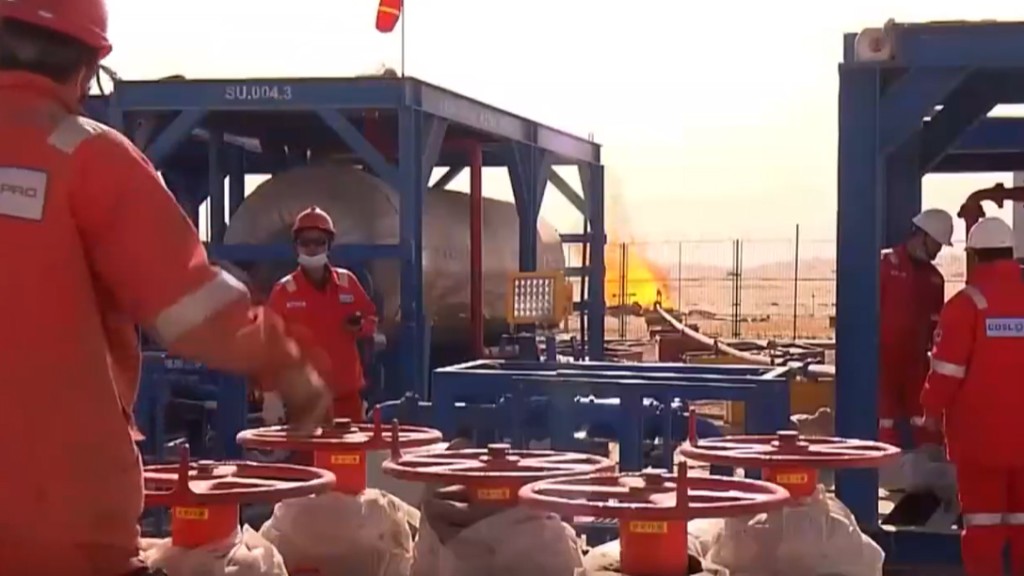 新疆塔里木盆地富满油田的果勒3C井。 央视截图