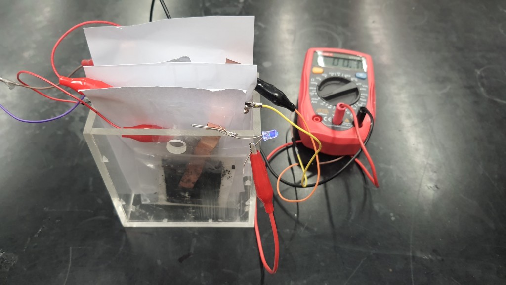 「鋰．電持」的理念源自同學們發現電池對環境造成很大影響，便思考是否可以設計一款既能提供電力又不破壞環境的電池。