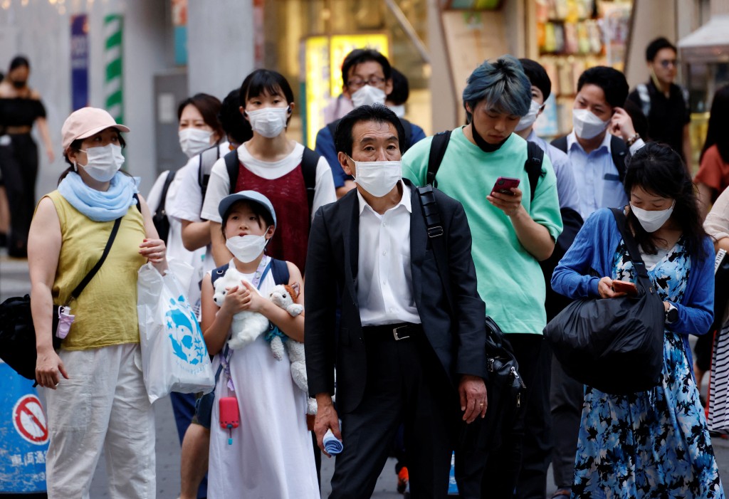 日本政府今年5月已宣布室外不交談可以不戴口罩。路透社圖片