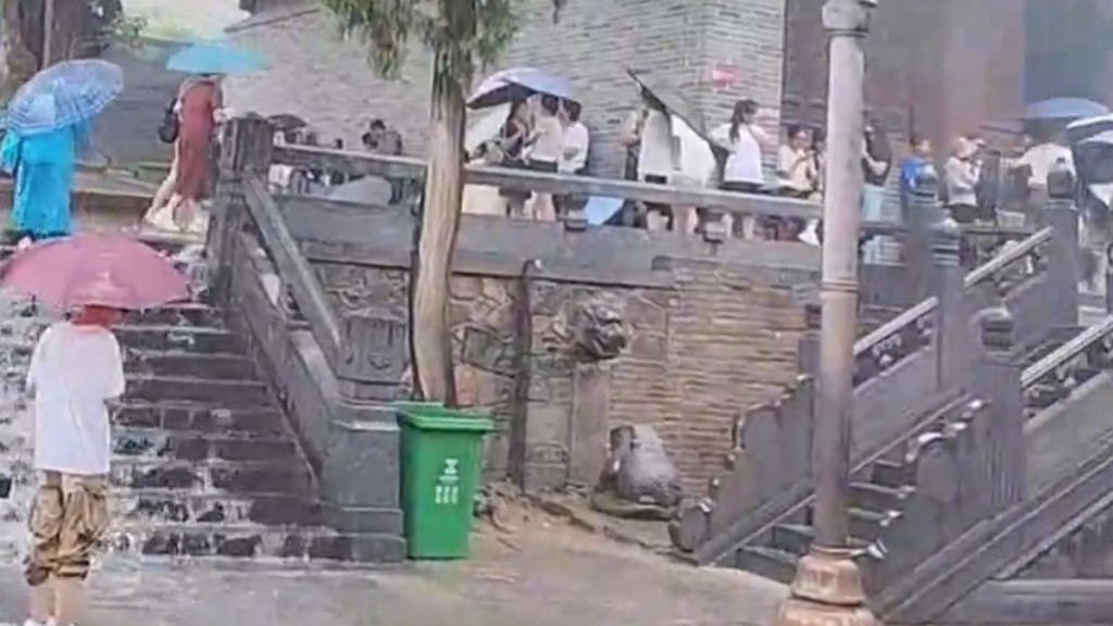 遊客圖入內避雨遭拒，少林寺解釋因文物場所。
