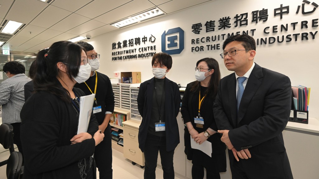 勞工及福利局局長孫玉菡今日(3月1日)視察位於長沙灣庫務大樓的飲食業招聘中心及零售業招聘中心,了解勞工處在香港全面撤銷「口罩令」及經濟活動復常後加強的就業服務。
