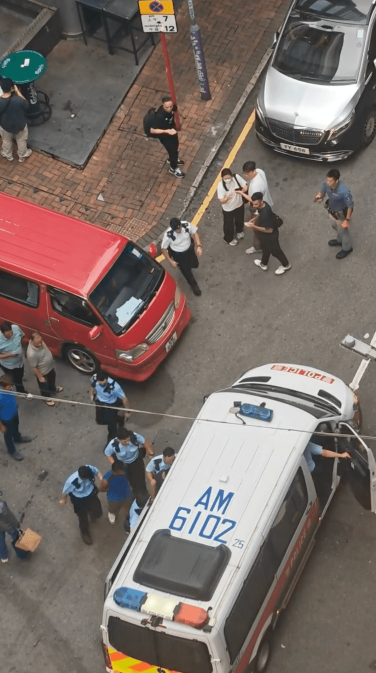 網上流傳片段顯示,大批軍裝警員及反恐特勤隊人員一度持盾出動,封鎖中間道及港鐵尖沙咀站K出口一帶。Threads@vall_lam 網上流傳片段顯示,大批軍裝警員及反恐特勤隊人員一度持盾出動,封鎖中間道及港鐵尖沙咀站K出口一帶。Threads@vall_lam