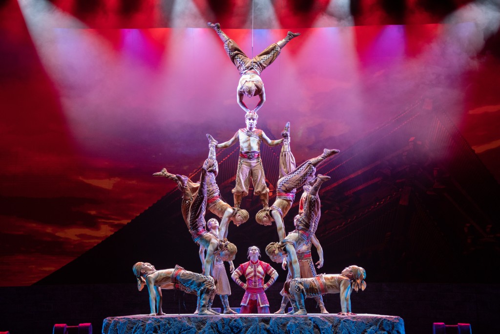 《唐古百戲》以唐代「百戲」為靈感，融合新疆特色文化與雜技藝術。