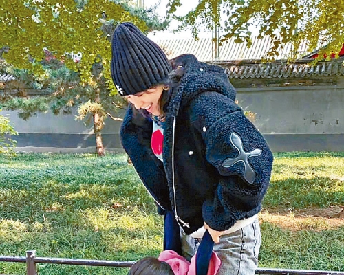 章子怡帶仔女到北海公園遊玩,開心得笑不攏嘴。