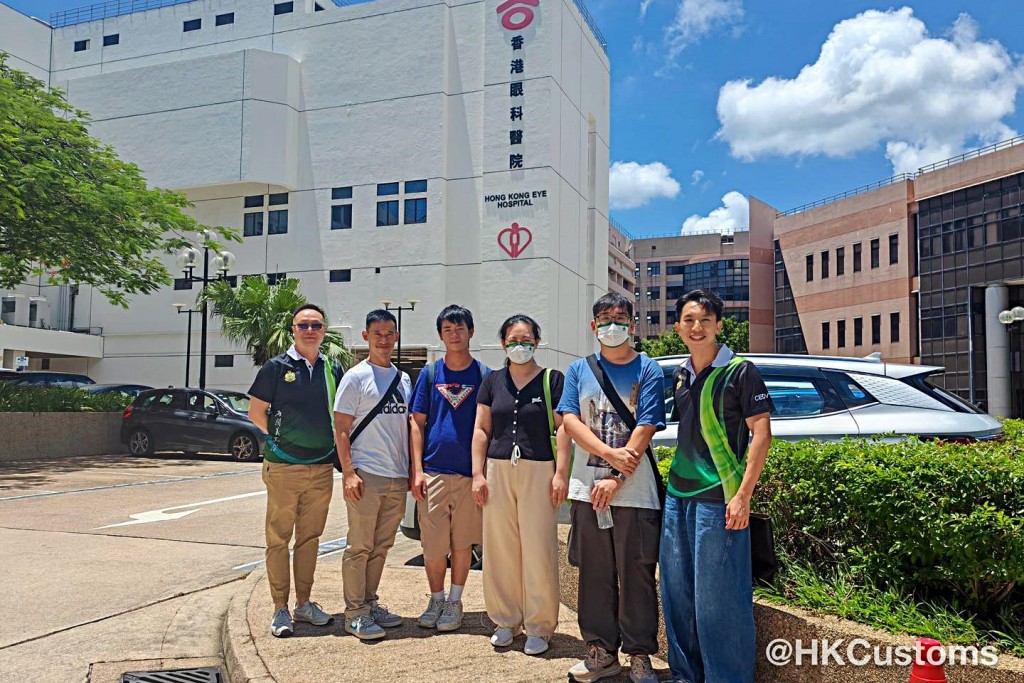 參加「師友計劃」的海關導師們帶領學員在暑假增廣見聞。fb:香港海關 參加「師友計劃」的海關導師們帶領學員在暑假增廣見聞。fb:香港海關