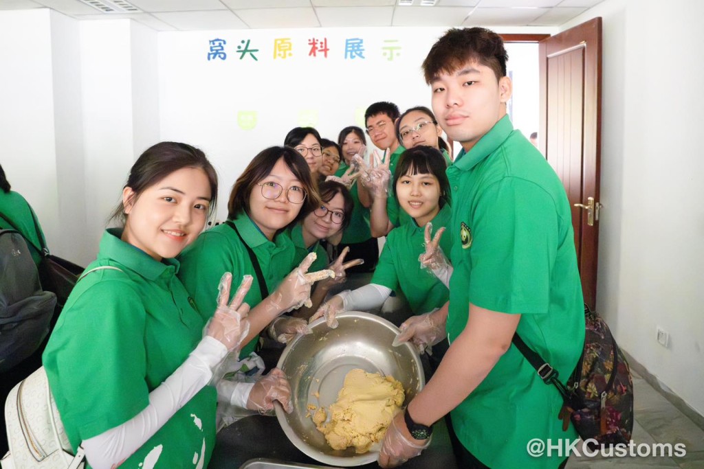 團員為大熊貓炮製「窩窩頭」。香港海關facebook圖片