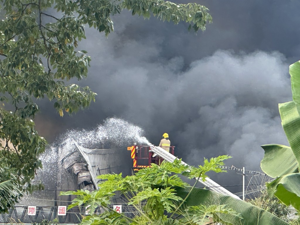 流浮山一貨倉及回收場發生三級火，濃煙席捲半空。梁國峰攝