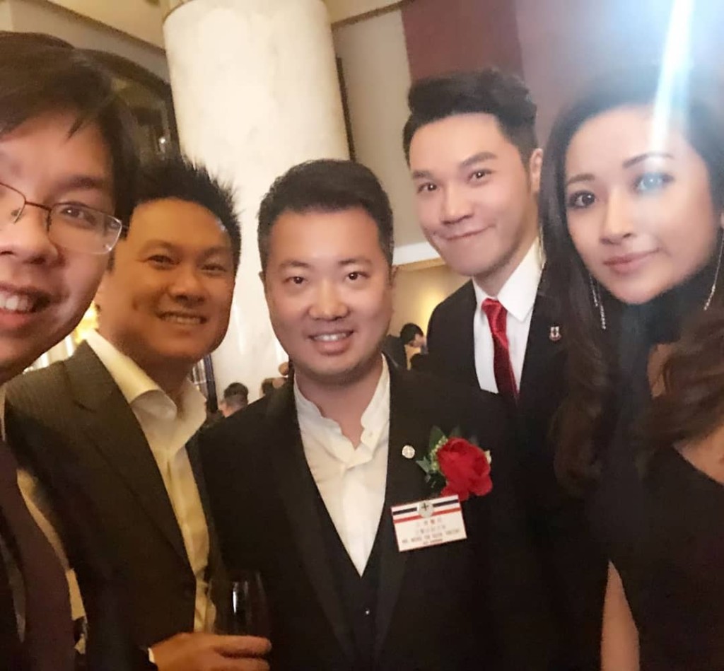 王賢訊(中)是王賢誌(右二)的堂弟。 王賢訊(中)是王賢誌(右二)的堂弟。