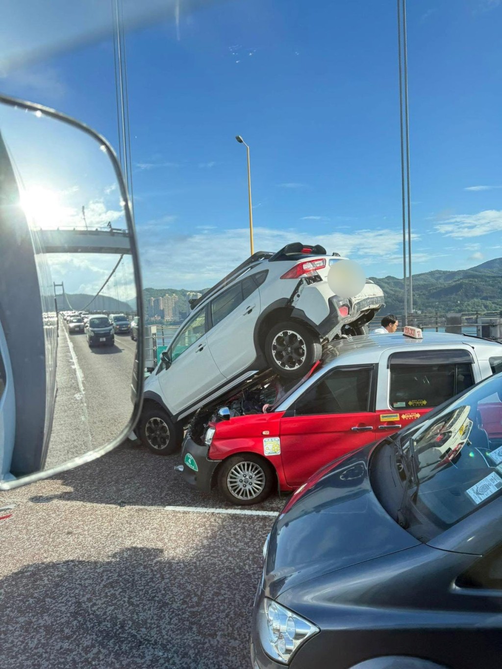 私家車疊在的士車頭。fb馬路的事 (即時交通資訊台)圖片 私家車疊在的士車頭。fb馬路的事 (即時交通資訊台)圖片