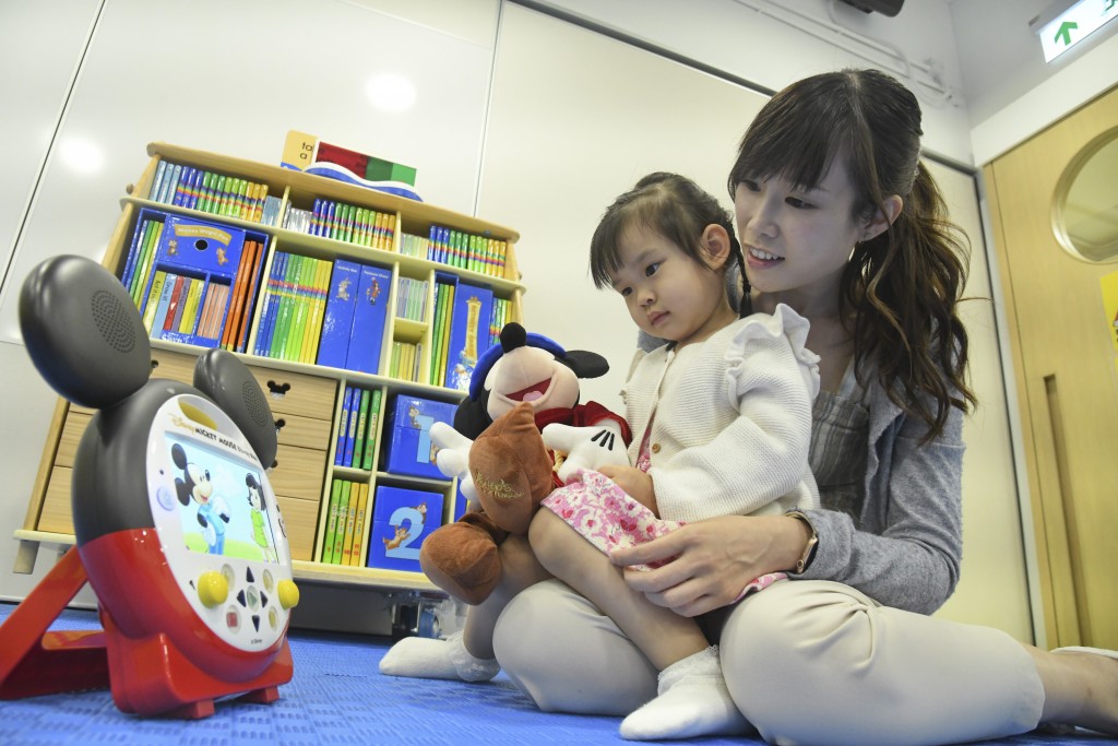  ■Miss Ana认为家长可以利用市面不同工具及教材在家提升孩子语言能力，如迪士尼美语世界母语学习法的教材配套。