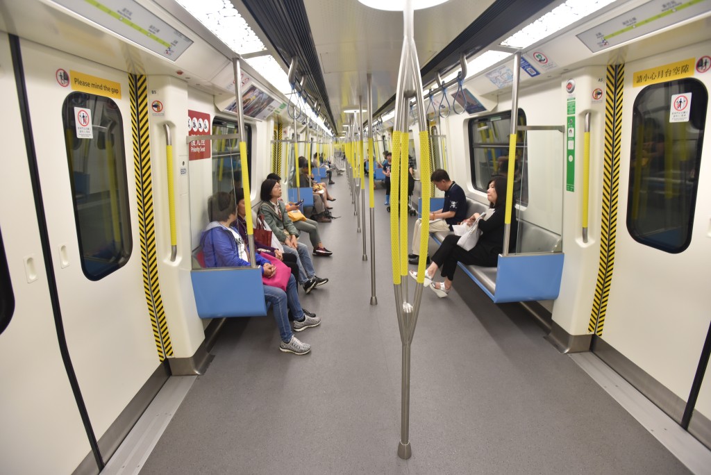 進入車廂後他們發現僅餘兩個互不相連的空位，兩人只好分開就座。此時同排男乘客見狀，立刻起身走到另一節車廂尋找座位。隨後，旁邊的三位乘客展現了高度默契，特意相互騰出相連座位。（示意圖）