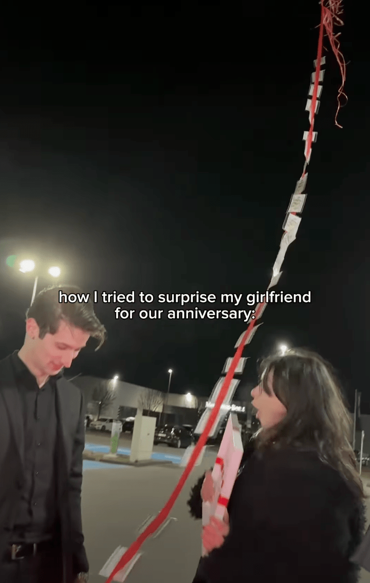  女方見狀驚喜萬分，隨即轉身緊抱男友，兩人沉浸在甜蜜氣氛中。