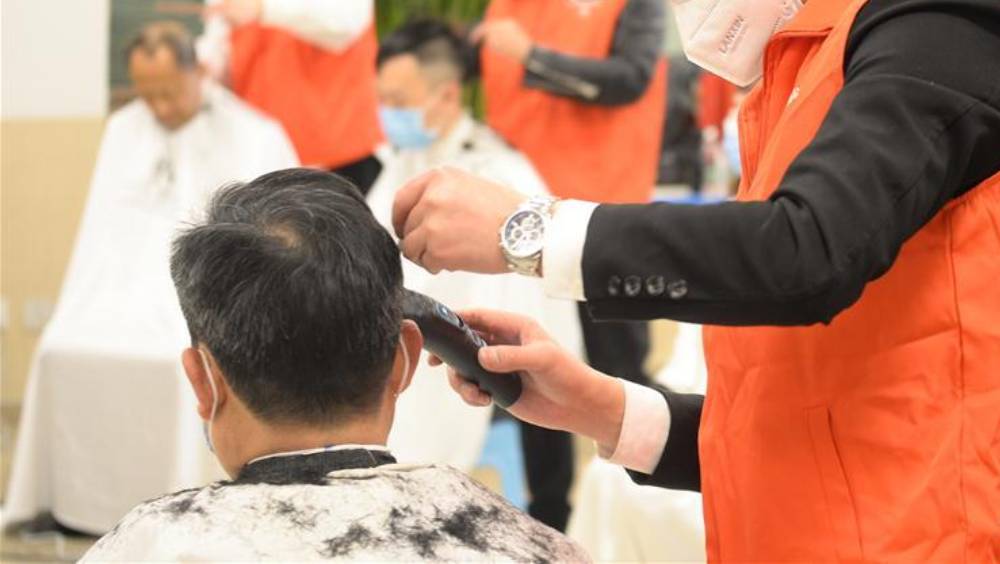 理发示意图。 新华社