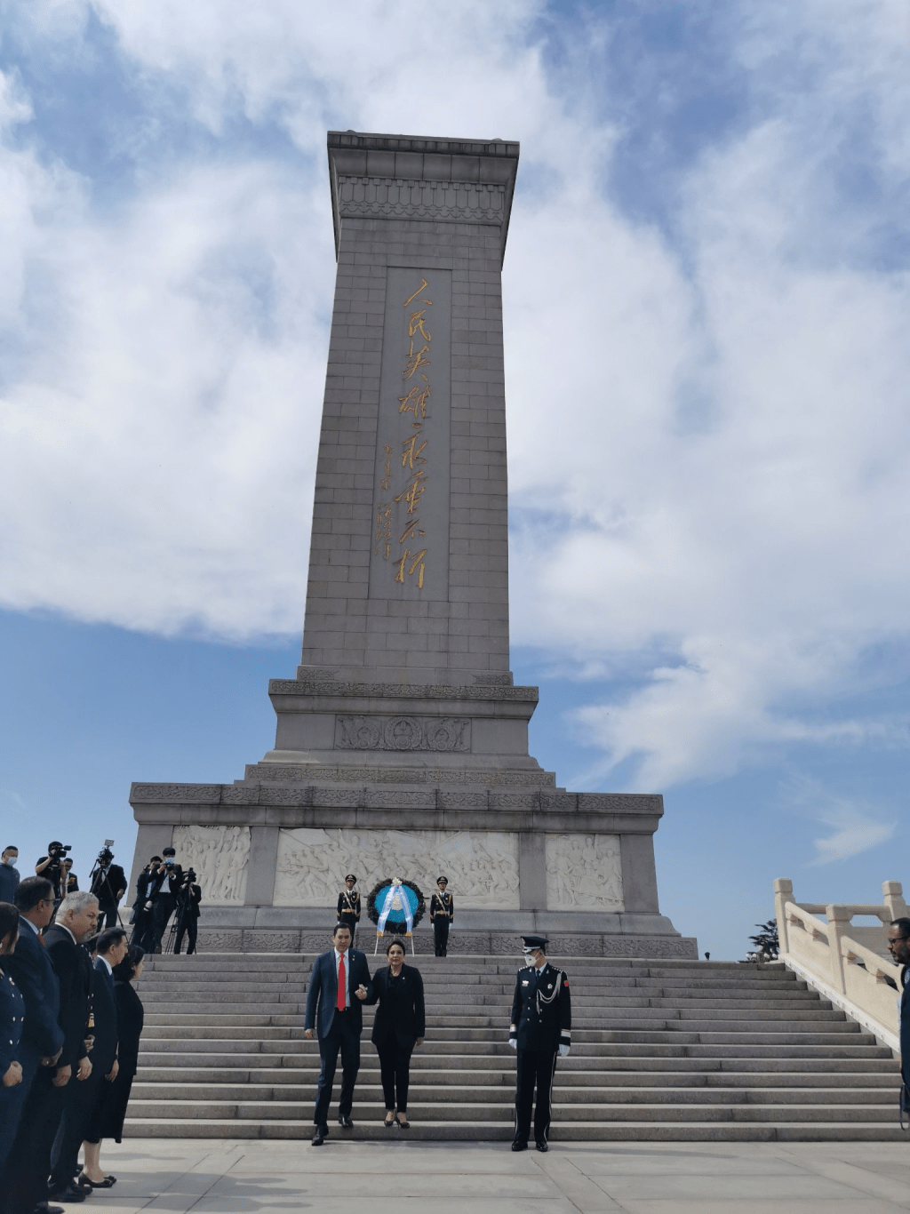 洪都拉斯总统卡斯特罗准备向人民英雄纪念碑敬献花圈。中新社