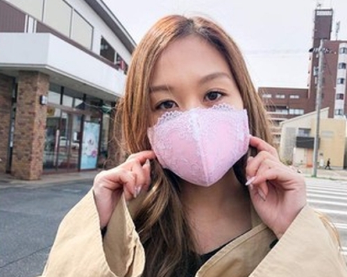 日女星試戴由內衣廠生產有喱士的口罩。(網圖)
