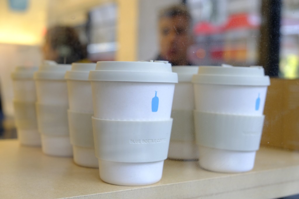 Blue Bottle於2002年在美國加州奧克蘭創立，品牌定位高端精品咖啡，主打「48小時內新鮮烘焙」理念，與瑞幸咖啡截然不同。