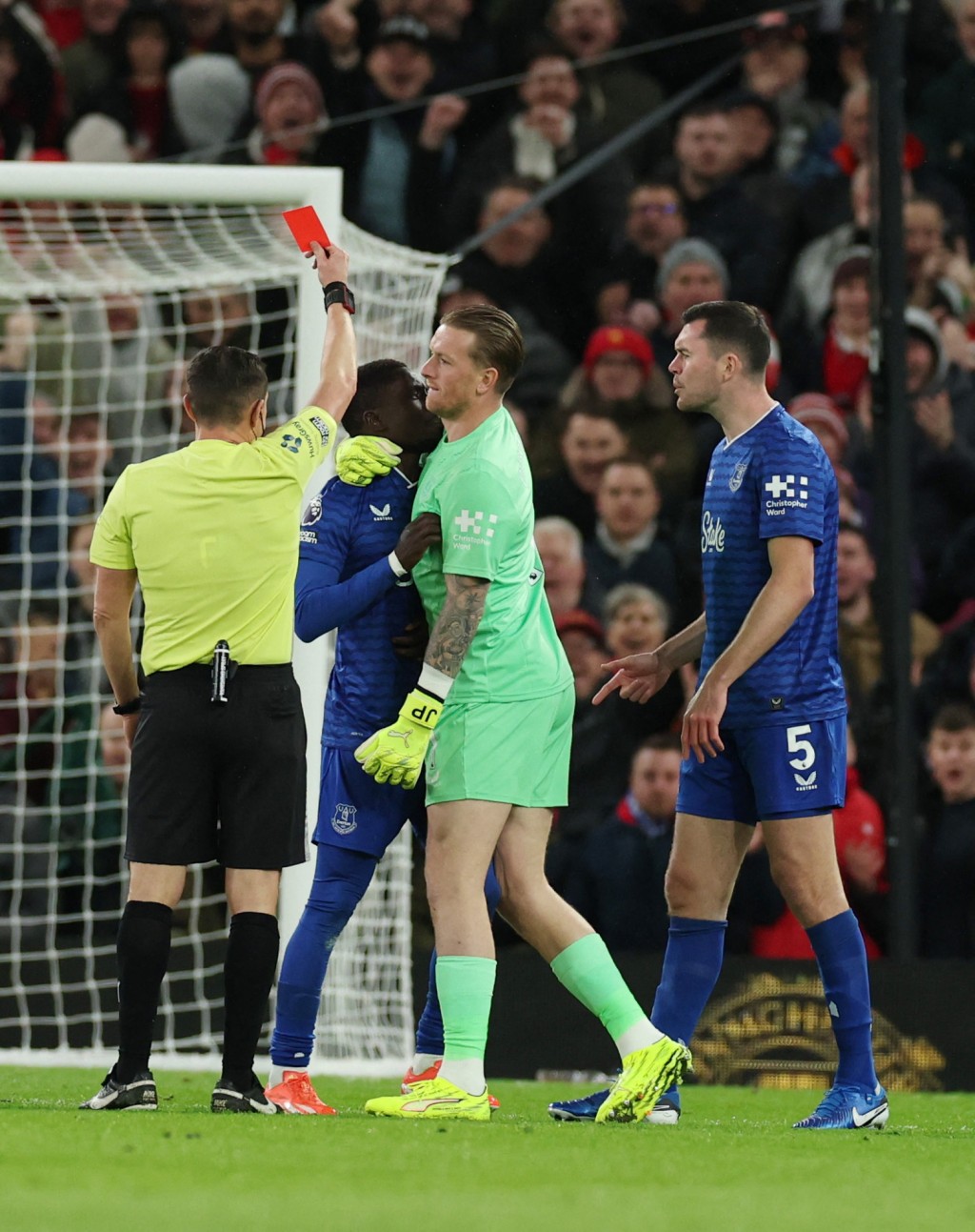 伊祖沙古爾因掌摑米高堅尼，被出示紅牌。路透社