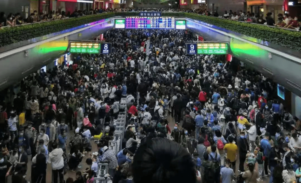 北京西站像极了春运。