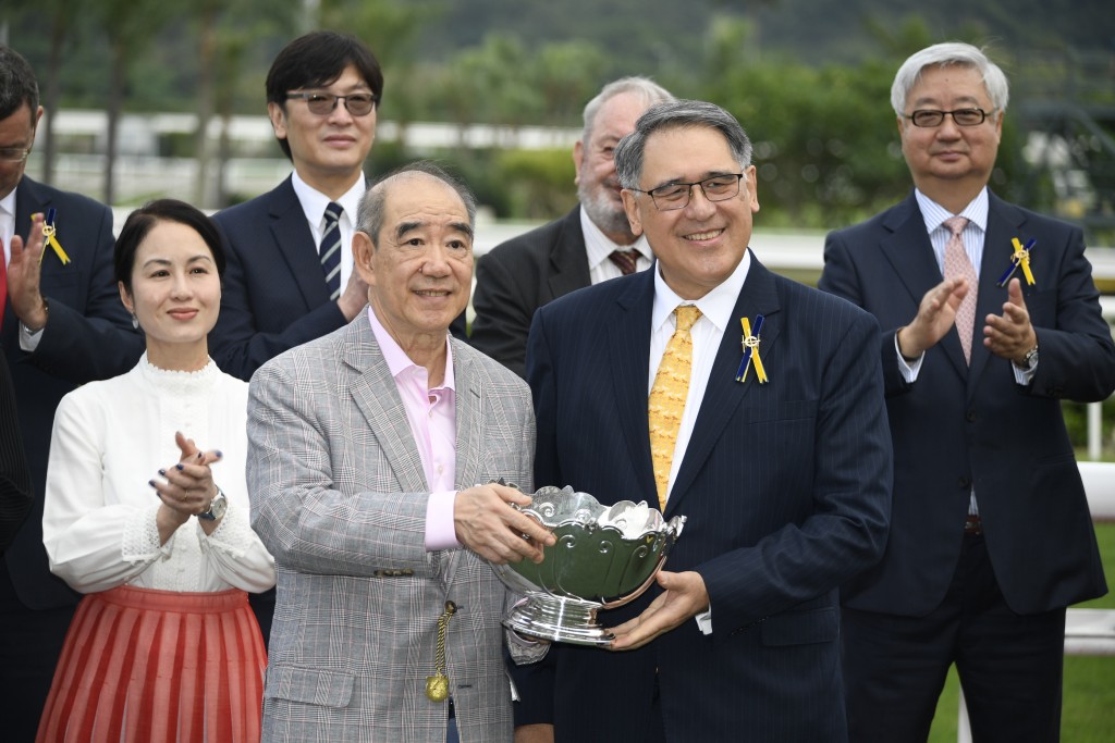 谭荣根 (左) 是狮子会国际基金会第一位华人会长，热心公益。