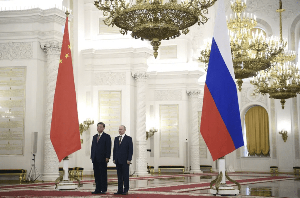 普京鋪紅毯歡迎習近平，他與普京站在巨大的國旗旁。