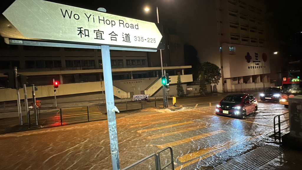 大量食水涌出路面掩浸马路。李家杰摄