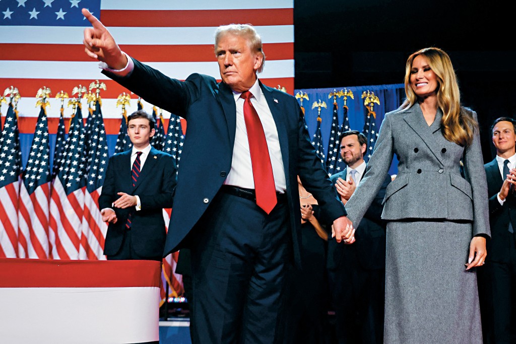 特朗普與夫人梅拉尼婭等家人，在佛州棕櫚灘縣會議中心出席開票夜活動。