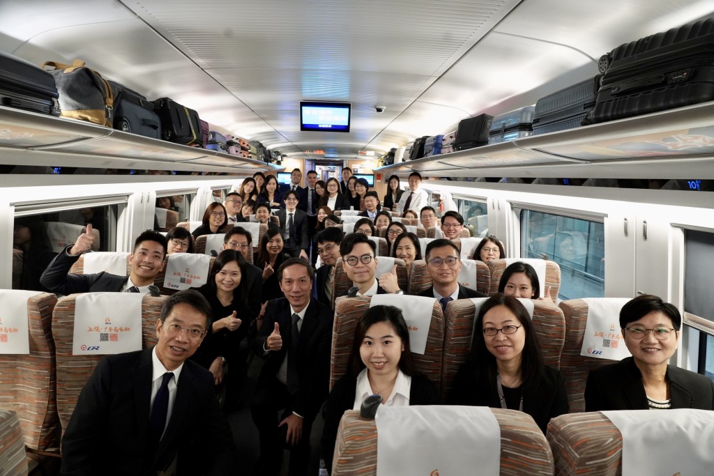 梁卓文(第一排左一)及陳信禧(第二排左三)與參加課程的學員乘高鐵前往武漢。政府新聞處圖片