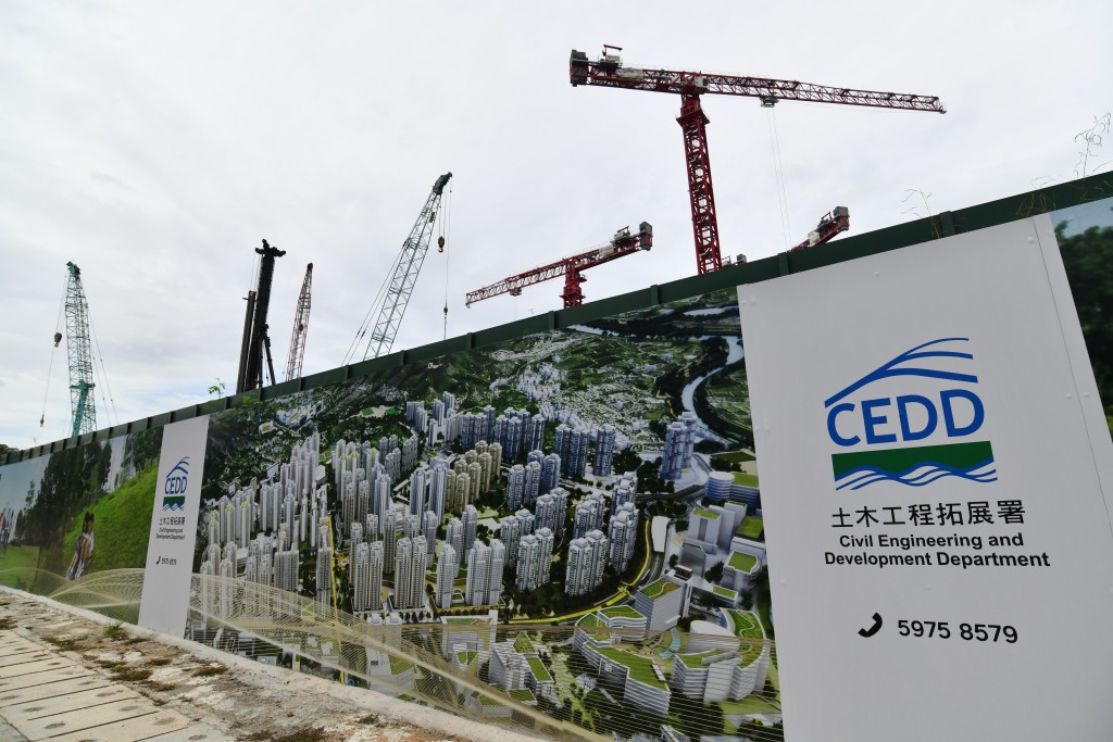 土地規劃與建築設計引入香港綠色建築議會「綠建環評」、「零碳就緒建築」及「淨零能源建築」等認證要求，有助提升建築的節能減碳效益。